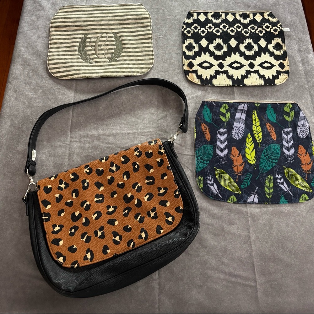 Thirty One shoulder bag with changeable front design.